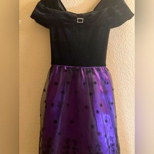 Exquisite black and purple girl’s dress to for special occasions.